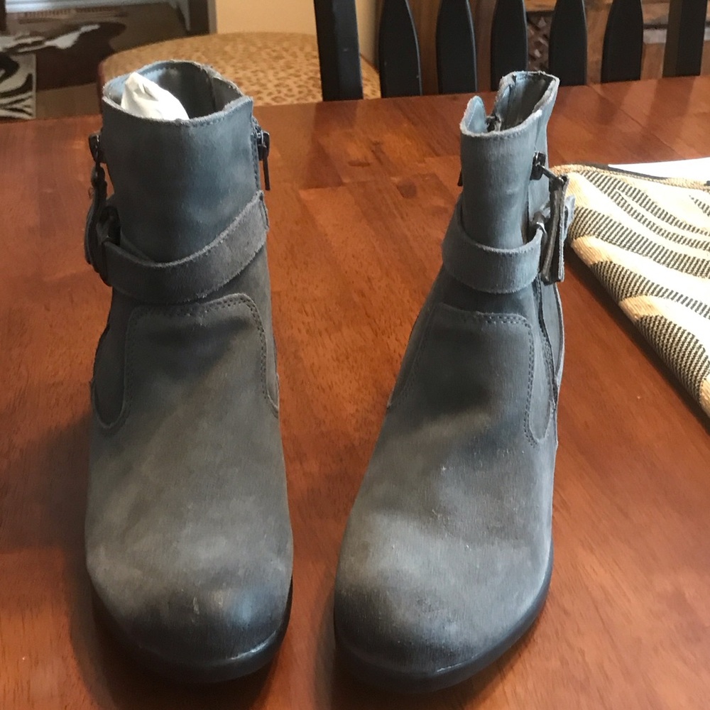 Earth Origins Gray Ankle Boots… NEW